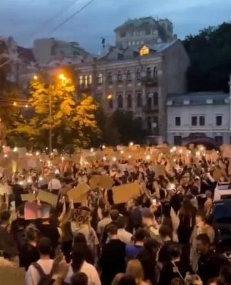 Yolsuzlukla mücadele kurumlarının bağımsızlığını ortadan kaldıran yasa değişikliğine karşı binlerce Ukraynalı Kiev’de sokağa döküldü