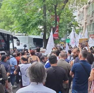 Hakları için Ankara’ya yürüyen özel sektör öğretmenlerine polis saldırdı