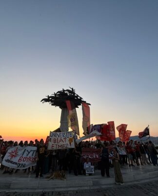 İzmir’de gençlik demokrasi için yürüdü