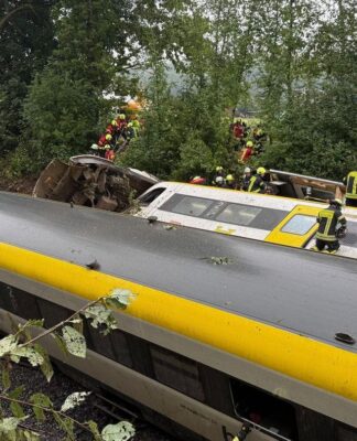 Almanya’da tren kazası: En az 3 kişi hayatını kaybetti