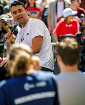 Üniversitede konuşma yaptığı sırada boynundan vurulan Trump destekçisi Charlie Kirk öldü