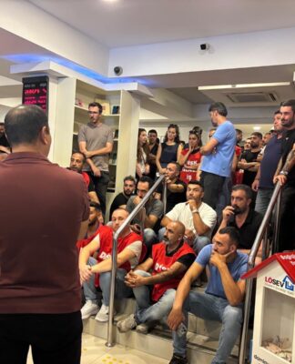 Ücretleri yatırılmayan Buca Belediyesi işçileri belediye binasını işgal etti