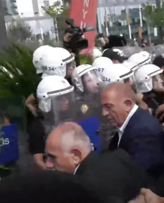 Kayyım Gürsel Tekin, Yüzlerce Polis Eşliğinde CHP İstanbul İl Başkanlığı’na Girdi!