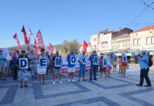 Foça’da abluka eylemi: Darbeye karşı demokrasi barikatı kuruyoruz
