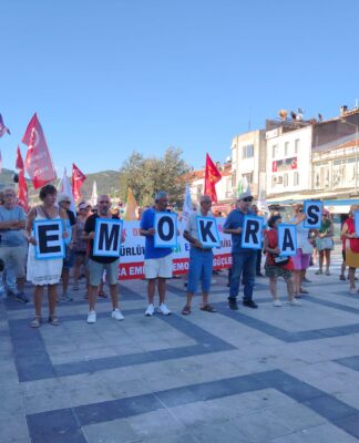 Foça’da abluka eylemi: Darbeye karşı demokrasi barikatı kuruyoruz