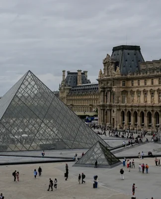 Louvre Müzesi’nde mücevher hırsızlığı: Napolyon koleksiyonundan eserler çalındı