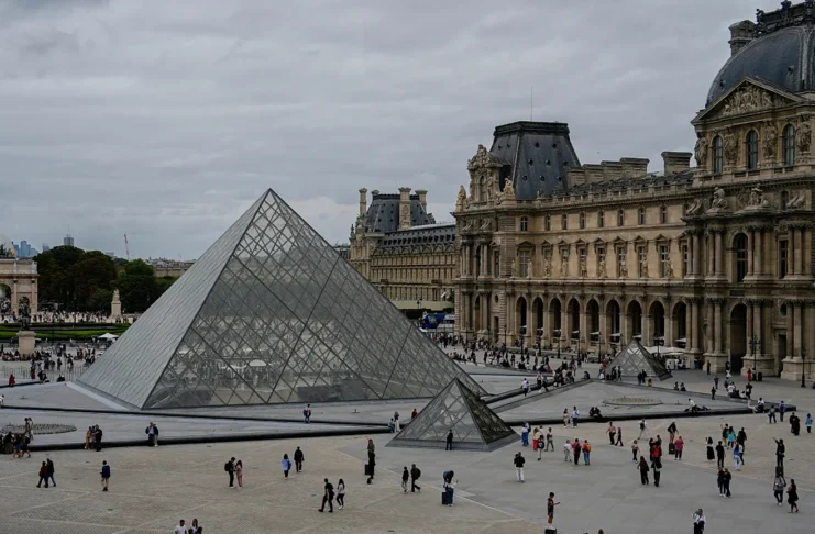 Louvre Müzesi’nde mücevher hırsızlığı: Napolyon koleksiyonundan eserler çalındı
