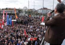 Özgür Özel’in çağrısıyla binlerce vatandaş adliye önünde toplandı