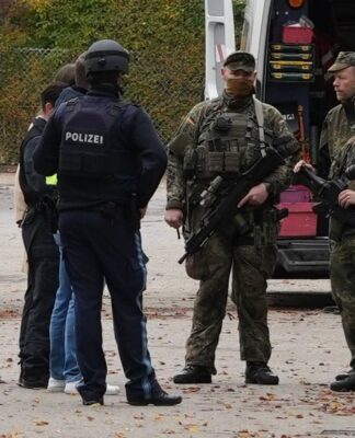 Almanya’da ortak tatbikatta polis askeri vurdu