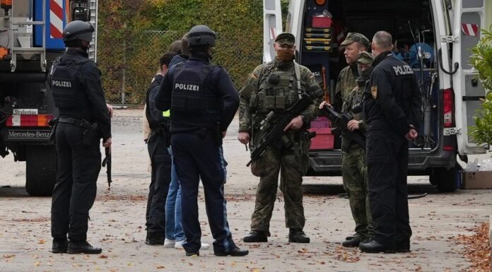 Almanya’da ortak tatbikatta polis askeri vurdu