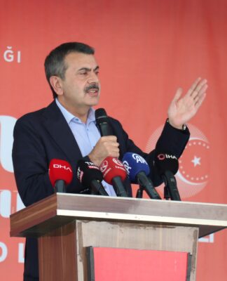AKP’nin okullarda düzenlediği etkinliklere ses etmeyen Milli Eğitim Bakanı Yusuf Tekin, 10 Kasım öncesi okullara yazı göndermiş: “Siyasi partilerin okullarda tören organize etmesi hukuki gerekçelere ve temel ilkelere aykırı”