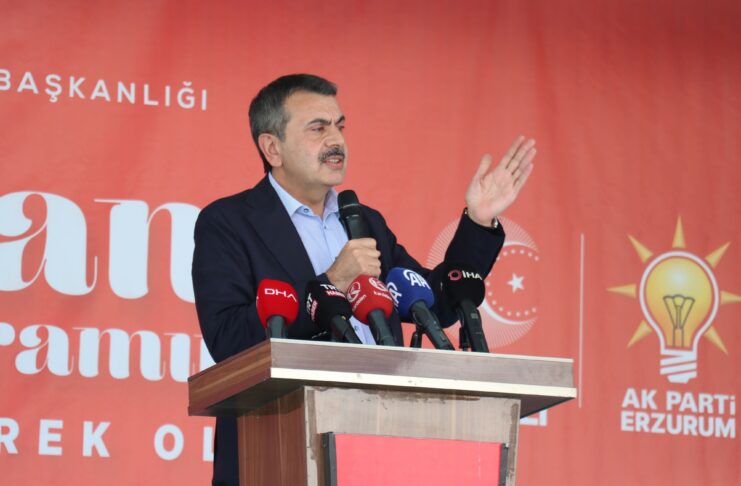 AKP’nin okullarda düzenlediği etkinliklere ses etmeyen Milli Eğitim Bakanı Yusuf Tekin, 10 Kasım öncesi okullara yazı göndermiş: “Siyasi partilerin okullarda tören organize etmesi hukuki gerekçelere ve temel ilkelere aykırı”