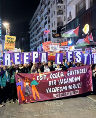 İzmir’de kadınlar 25 Kasım yürüyüşü gerçekleştirdi