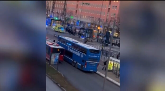 Stockholm’de otobüs durağa daldı: Ölü ve yaralılar var