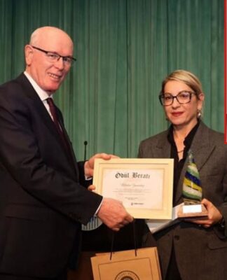 Doğan Avcıoğlu Jüri Özel Ödülü’nü Merdan Yanardağ Adına Eşi Aldı