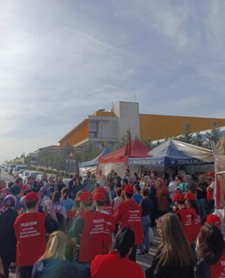 Akademisyenler Smart Solar işçileri ile dayanışmaya çağırdı, buluşmaya çok sayıda insan katıldı