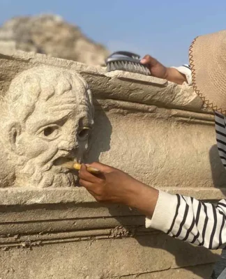 Osmaniye’de süren Kastabala Antik Kenti kazısında filozof tasvirli mask kabartması bulundu