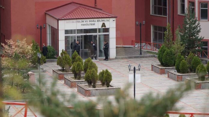 gumushane-universitesi-nde-silahli-bir-kisi-memuru-rehin-aldi-1