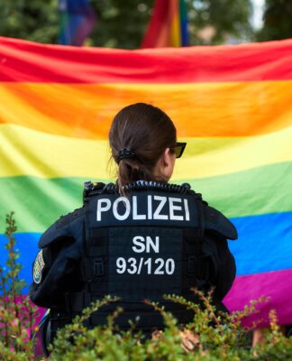 Almanya’da polisin kadın haklarından yararlanmak ve terfi için cinsiyetini değiştirdiği iddiası tartışma yarattı