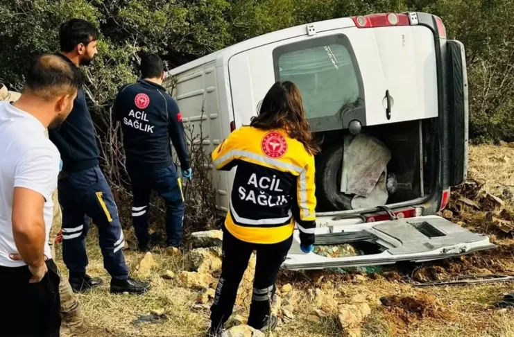 Nurdağı’nda tarım işçilerini taşıyan minibüs şarampole devrildi: 1 ölü, 3 yaralı