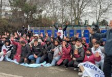 “Madem aileyiz, eve geliyoruz” diyerek patron Tuncay Özilhan’ın Beykoz’daki villasına giden 100 Migros işçisi ve DGD-SEN yöneticisi ters kelepçeyle gözaltına alındı