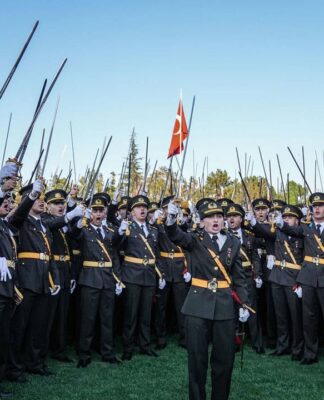 “Kılıçlı yemin”in ardından ihraç edilen bir teğmenin daha disiplin cezası kaldırıldı
