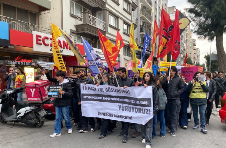 İzmir’de 19 Mart’ın yıldönümünde üniversite öğrencilerinden eylem