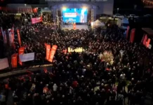 Bursa Belediye Başkanı Bozbey’in gözaltına alınmasının ardından Bursalılar belediye önünde toplandı: “Bu sadece bir belediye meselesi değil”