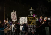 Tel Aviv’de İsrailliler İran’a yönelik saldırılar karşısında yine eylemdeydi