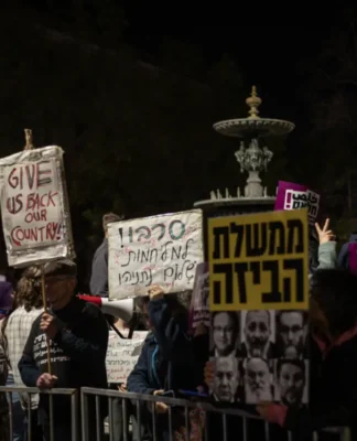 Tel Aviv’de İsrailliler İran’a yönelik saldırılar karşısında yine eylemdeydi