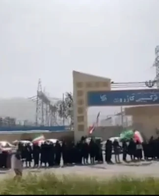 Trump’ın tehdidinden sonra İran halkı, enerji tesisi çevresinde insan zinciri oluşturdu