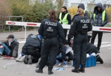 Silah sanayisine protesto: Aktivistler Rheinmetall tesisinin girişini kapattı