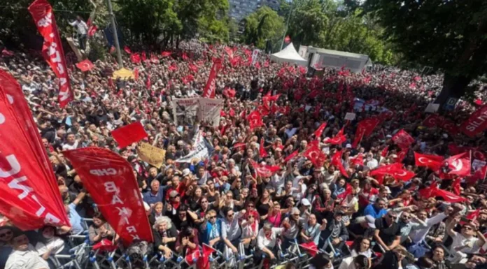 Özgür Özel, Kızılay’da kalabalık bir kitle ile bir araya geldi: “Bu mesele Özgür Özel-Kemal Kılıçdaroğlu meselesi değildir. Bu, Recep Tayyip Erdoğan’la milletin meselesidir”