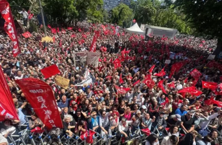 Özgür Özel, Kızılay’da kalabalık bir kitle ile bir araya geldi: “Bu mesele Özgür Özel-Kemal Kılıçdaroğlu meselesi değildir. Bu, Recep Tayyip Erdoğan’la milletin meselesidir”