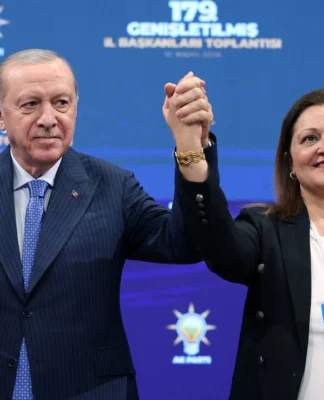 Burcu Köksal AKP’ye geçti, rozetini AKP’li Cumhurbaşkanı Erdoğan taktı