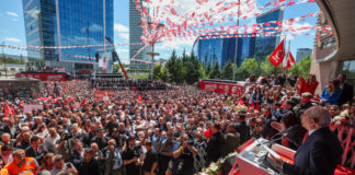 Kılıçdaroğlu Genel Merkez önünde Özgür Özel yönetimini hedef aldı: “Baba ocağında rüşvet olur mu?”
