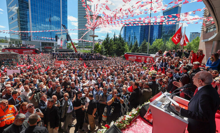 Kılıçdaroğlu Genel Merkez önünde Özgür Özel yönetimini hedef aldı: “Baba ocağında rüşvet olur mu?”