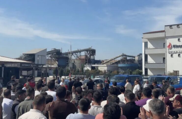Maaşlarını alamayan madencilere polis müdahale etti