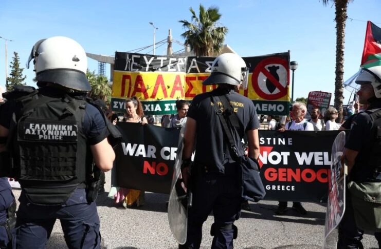 İsrail gemisi “Crown Iris” Pire Limanı’nda protesto edildi