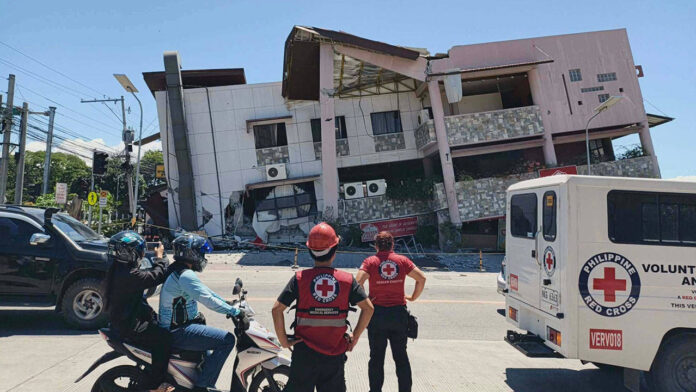 filipinler-de-7-8-buyuklugunde-deprem-4-olu-200-den-fazla-yarali