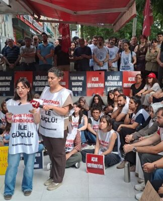 Açlık grevindeki öğretmenlerden açıklama: “İktidar partisinin kendi içerisindeki piyasacı akla teslim olmayarak milyonların talebine kulak tıkamamasını temenni ediyoruz. Mücadelemiz devam ediyor!”