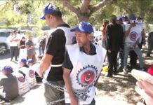 Alacakları ödenmeyen Doruk Madencilik işçileri, Ankara’da Yıldızlar Holding önüne kendini zincirledi, polis müdahale etti