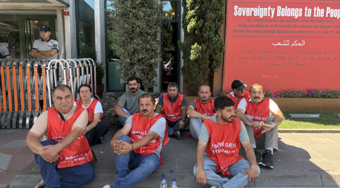 Direnen Ağaç A.Ş İşçileri ile İBB Önündeyiz