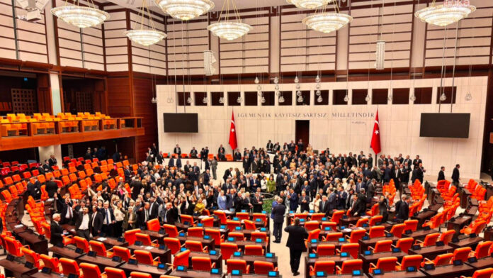 tarihi-teklif-468-oyla-meclisten-gecti-cerceve-yasa-tbmm-genel-kurulunda-kabul-edildi-40fp