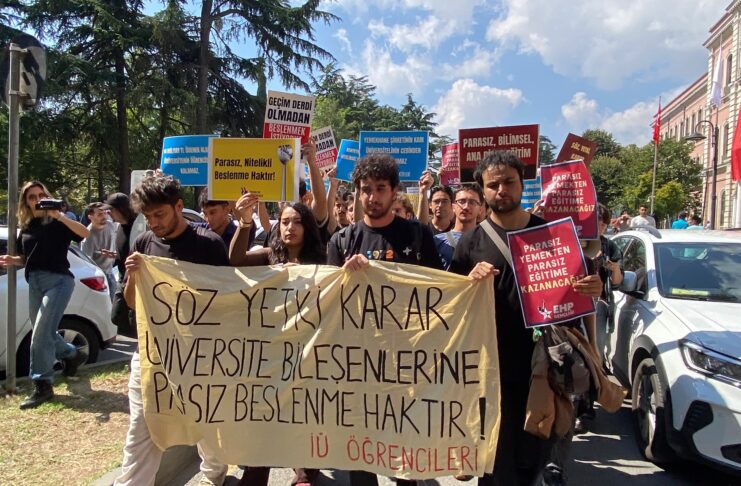 İstanbul Üniversitesi öğrencilerinden yemekhane zammı protestosu