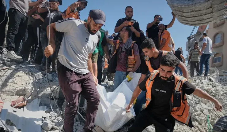 Gazze’de bombalı saldırılarda hasar gören bina çöktü: En az 16 ölü