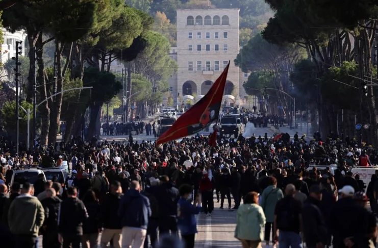 Arnavutluk’ta da öğrenciler eğitim hakkı ve yolsuzluğa karşı sokaktaydı