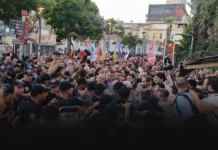 İzmir’de “CHP’li Belediye Başkanı Tugay AKP’ye geçecek” iddialarına karşı eylem
