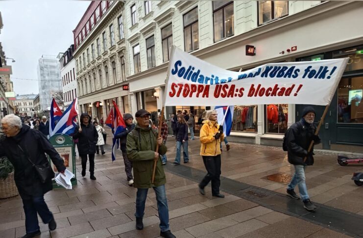 İsveç’in Göteborg Şehrinde Küba’yla Dayanışma Yürüyüşü